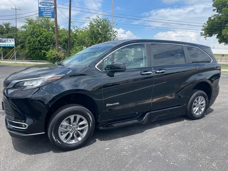 Used Wheelchair Van For Sale: 2023 Toyota Sienna FWD XLE Wheelchair Accessible Van For Sale with a BraunAbility Braun XT on it. VIN: 5TDYRKEC7PS155319