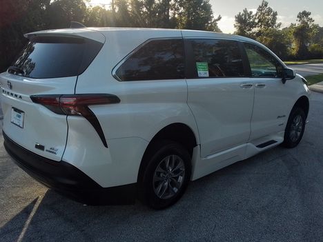 Used Wheelchair Van For Sale: 2021 Toyota Sienna XLE Wheelchair Accessible Van For Sale with a BraunAbility Braun XT on it. VIN: 5TDYRKEC8MS059646