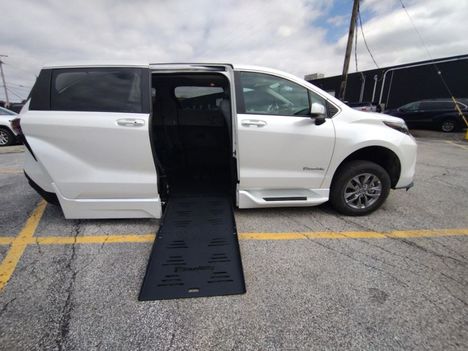 Used Wheelchair Van For Sale: 2024 Toyota Sienna FWD XLE Wheelchair Accessible Van For Sale with a BraunAbility Braun XT on it. VIN: 5TDYRKEC9RS196067