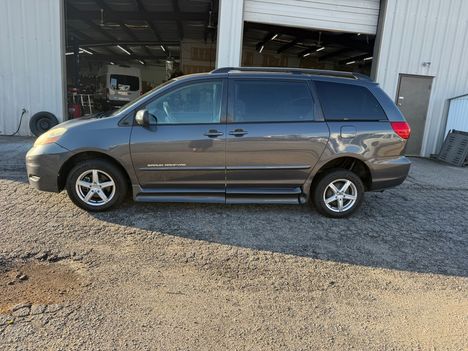 Used Wheelchair Van For Sale: 2006 Toyota Sienna CE Wheelchair Accessible Van For Sale with a BraunAbility Braun XT on it. VIN: 5TDZA23C56S475574