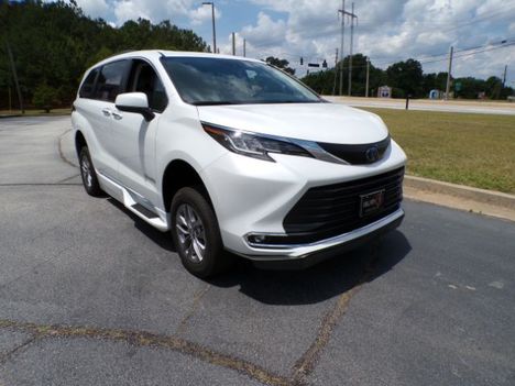 Used Wheelchair Van For Sale: 2022 Toyota Sienna Wheelchair Van - BraunAbility XT Fold-Ou Wheelchair Accessible Van For Sale with a  on it. VIN: 5TDJRKEC5NS112144