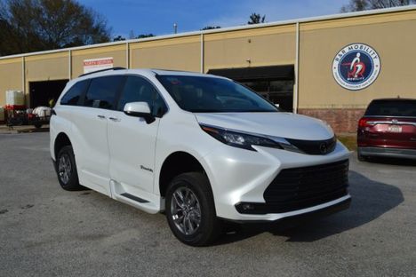 New Wheelchair Van For Sale: 2026 Toyota Sienna New Wheelchair Conversion - BraunAbility Wheelchair Accessible Van For Sale with a  on it. VIN: 5TDYRKEC2TS292260
