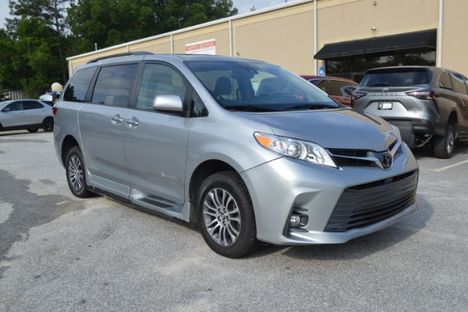 Used Wheelchair Van For Sale: 2018 Toyota Sienna Wheelchair Van - BraunAbility Xi Infloor Wheelchair Accessible Van For Sale with a  on it. VIN: 5TDYZ3DC9JS946448