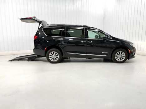 Used Wheelchair Van For Sale: 2018 Chrysler Pacifica TOURING-L Wheelchair Accessible Van For Sale with a  on it. VIN: 401893A