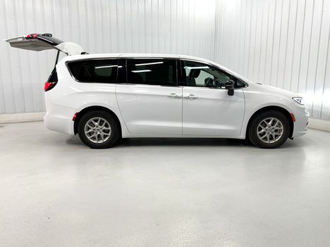 Used Wheelchair Van For Sale: 2024 Chrysler Pacifica TOURING L Wheelchair Accessible Van For Sale with a New Conversion on it. VIN: 402009RE