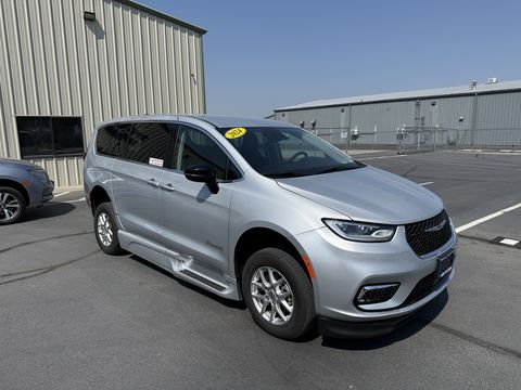 Used Wheelchair Van For Sale: 2024 Chrysler Pacifica Touring Wheelchair Accessible Van For Sale with a BraunAbility - Chrysler Entervan Xi Infloor on it. VIN: 2c4rc1bg9rr128271