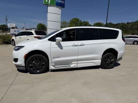Used Wheelchair Van For Sale: 2018 Chrysler Pacifica Touring L Wheelchair Accessible Van For Sale with a Braunability Side Entry Power Fold Out on it. VIN: 2C4RC1BG8JR339272