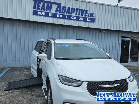 Used Wheelchair Van For Sale: 2022 Chrysler Pacifica Touring L Wheelchair Accessible Van For Sale with a BraunAbility Chrysler Infloor on it. VIN: 2C4RC1BG1NR140439