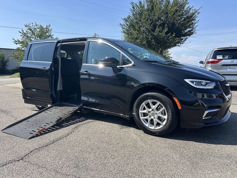 Used Wheelchair Van For Sale: 2023 Chrysler Pacifica Touring L 4dr Mini Van Wheelchair Accessible Van For Sale with a  on it. VIN: 2C4RC1BG6PR539219