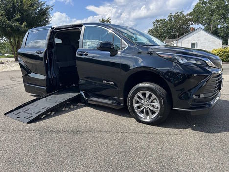 Used Wheelchair Van For Sale: 2024 Toyota Sienna LE 8 Passenger 4dr Mini Van Wheelchair Accessible Van For Sale with a  on it. VIN: 5TDKRKEC7RS200364