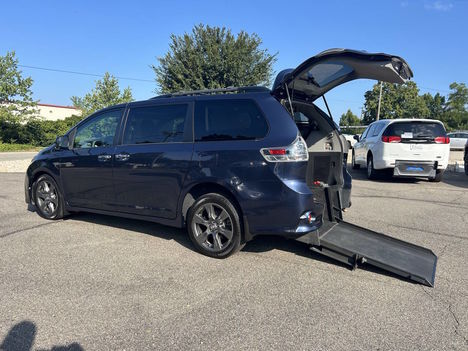 Used Wheelchair Van For Sale: 2020 Toyota Sienna SE 8 Passenger 4dr Mini Van Wheelchair Accessible Van For Sale with a  on it. VIN: 5TDXZ3DC0LS028330
