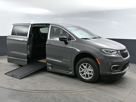 Used Wheelchair Van For Sale: 2025 Chrysler Pacifica Select Safety Wheelchair Accessible Van For Sale with a BraunAbility XI on it. VIN: 2C4RC1BG0SR540763