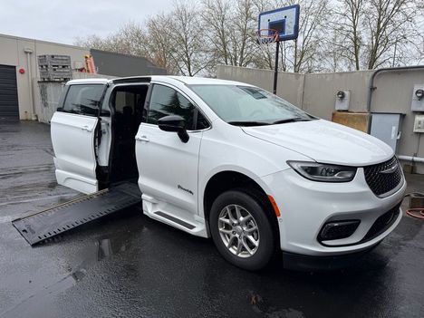 Used Wheelchair Van For Sale: 2025 Chrysler Pacifica Select Wheelchair Accessible Van For Sale with a BraunAbility XI on it. VIN: 2C4RC1BG2SR586336