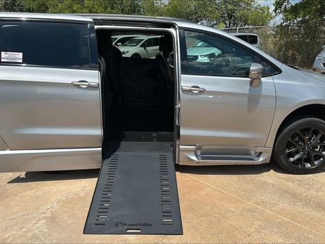 Used Wheelchair Van For Sale: 2021 Chrysler Pacifica Touring L Wheelchair Accessible Van For Sale with a BraunAbility XI on it. VIN: 2C4RC1BG5MR585572