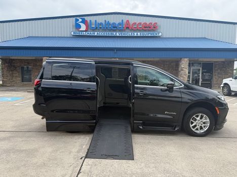 Used Wheelchair Van For Sale: 2022 Chrysler Pacifica Touring L Wheelchair Accessible Van For Sale with a BraunAbility XI on it. VIN: 2C4RC1BG6NR128982