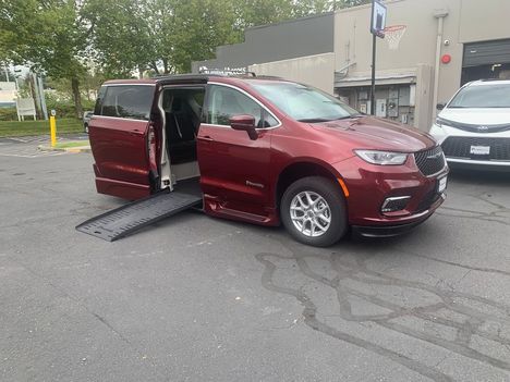 Used Wheelchair Van For Sale: 2022 Chrysler Pacifica Touring L Wheelchair Accessible Van For Sale with a BraunAbility XT on it. VIN: 2C4RC1BG6NR158824