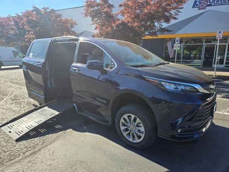 Used Wheelchair Van For Sale: 2022 Toyota Sienna XLE Wheelchair Accessible Van For Sale with a BraunAbility XT on it. VIN: 5TDJRKEC3NS100199