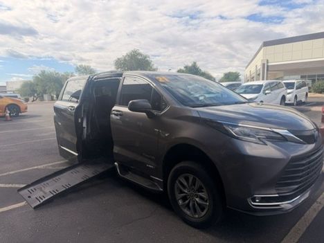Used Wheelchair Van For Sale: 2021 Toyota Sienna XLE Wheelchair Accessible Van For Sale with a BraunAbility XT on it. VIN: 5TDJRKEC4MS059211