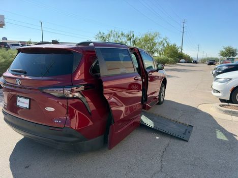 Used Wheelchair Van For Sale: 2025 Toyota Sienna XLE Wheelchair Accessible Van For Sale with a BraunAbility XI on it. VIN: 5TDJRKEC8SS226716