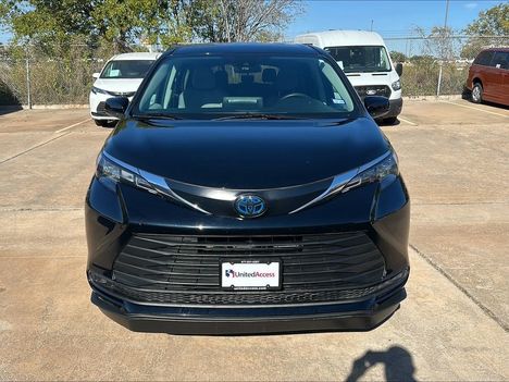 Used Wheelchair Van For Sale: 2024 Toyota Sienna LE Wheelchair Accessible Van For Sale with a BraunAbility XT on it. VIN: 5TDKRKEC0RS200528