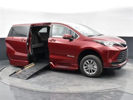 New Wheelchair Van For Sale: 2026 Toyota Sienna LE Wheelchair Accessible Van For Sale with a BraunAbility XT on it. VIN: 5TDKRKEC1TS310611
