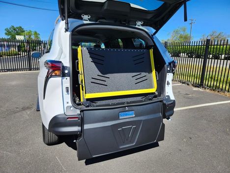 New Wheelchair Van For Sale: 2026 Toyota Sienna LE w swivel 2nd row Wheelchair Accessible Van For Sale with a Rear Entry on it. VIN: 5TDKRKEC1TS319924