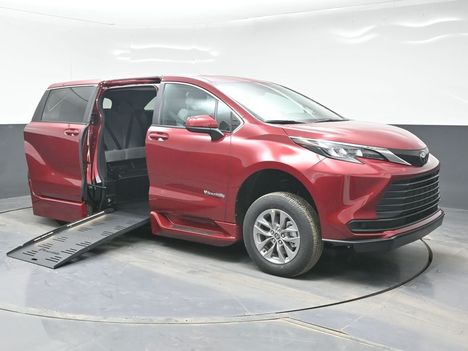 New Wheelchair Van For Sale: 2026 Toyota Sienna LE Wheelchair Accessible Van For Sale with a BraunAbility XT on it. VIN: 5TDKRKEC8TS310864