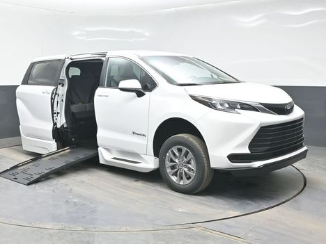 New Wheelchair Van For Sale: 2026 Toyota Sienna LE Wheelchair Accessible Van For Sale with a BraunAbility XT on it. VIN: 5TDKRKEC8TS315773