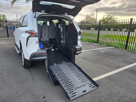 New Wheelchair Van For Sale: 2026 Toyota Sienna LE W 3RD ROW Wheelchair Accessible Van For Sale with a BraunAbility ADA RE Short on it. VIN: 5TDKRKEC9TS337572