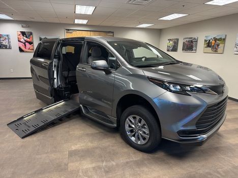 Used Wheelchair Van For Sale: 2026 Toyota Sienna LE Wheelchair Accessible Van For Sale with a BraunAbility XT on it. VIN: 5TDKRKECXTS291430