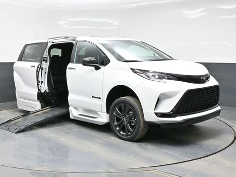 New Wheelchair Van For Sale: 2026 Toyota Sienna XSE Sport Wheelchair Accessible Van For Sale with a BraunAbility XT on it. VIN: 5TDXRKEC4TS309149