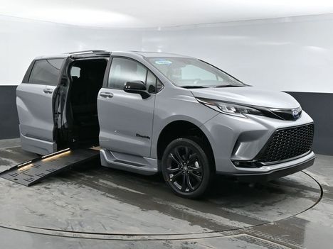 New Wheelchair Van For Sale: 2026 Toyota Sienna XSE Sport Wheelchair Accessible Van For Sale with a BraunAbility XT on it. VIN: 5TDXRKEC9TS340588