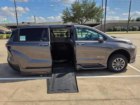 Used Wheelchair Van For Sale: 2024 Toyota Sienna XLE Wheelchair Accessible Van For Sale with a BraunAbility XT on it. VIN: 5TDYRKEC9RS184050