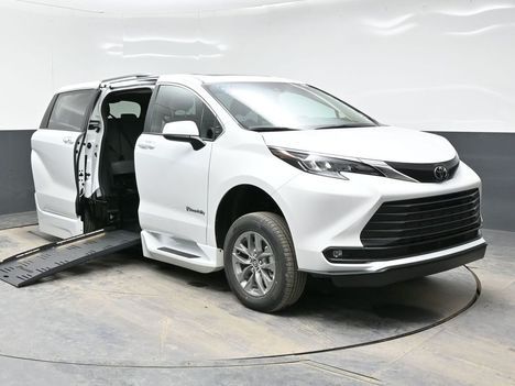 New Wheelchair Van For Sale: 2026 Toyota Sienna XLE Base Wheelchair Accessible Van For Sale with a BraunAbility XT on it. VIN: 5TDYRKECXTS337316
