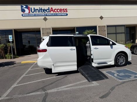 Used Wheelchair Van For Sale: 2018 Toyota Sienna XLE Wheelchair Accessible Van For Sale with a BraunAbility XL on it. VIN: 5TDYZ3DC9JS964528