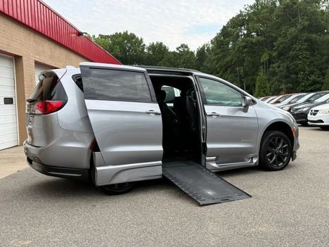 Used Wheelchair Van For Sale: 2020 Chrysler Pacifica Touring L Minivan 4D Wheelchair Accessible Van For Sale with a  on it. VIN: 2C4RC1BG5LR120577