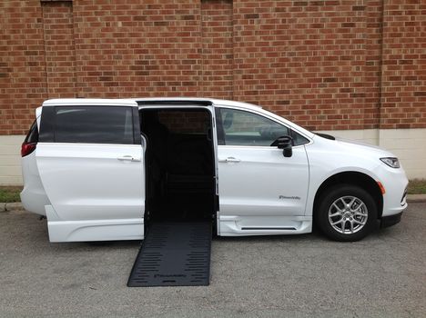 Used Wheelchair Van For Sale: 2025 Chrysler Pacifica Select Safety Wheelchair Accessible Van For Sale with a  on it. VIN: 2C4RC1BG5SR581230
