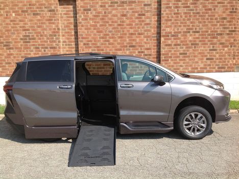 Used Wheelchair Van For Sale: 2022 Toyota Sienna XLE Plus Wheelchair Accessible Van For Sale with a  on it. VIN: 5TDJRKEC4NS105427